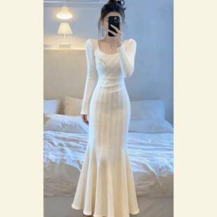 富家千金穿搭修身显瘦裙子女冬季今年流行漂亮白色圆领针织连衣裙