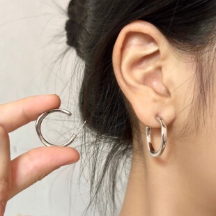 三三九银色素圈耳环女简约精致高级感2025年新款C形半圆百搭耳饰
