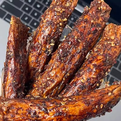 王家铺子辣条香辣老式黑辣条8090后儿时经典手工黑豆肠辣棍临沂