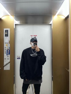 Die Fassung黑色字母logo加绒圆领卫衣宽松流行简约中性套头上衣