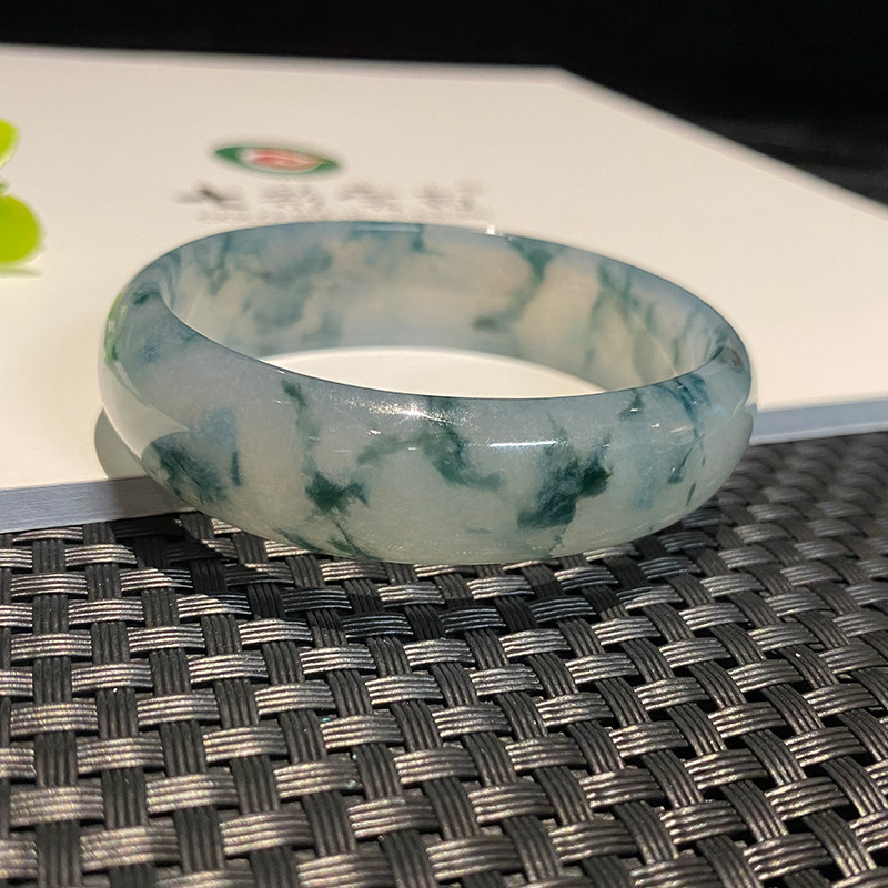 七彩云南天然翡翠冰种贵妃镯