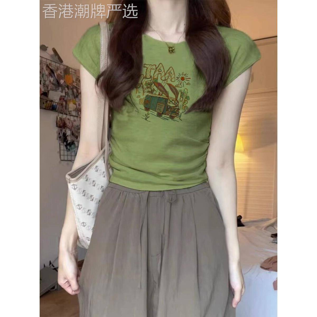 牛油果绿色右肩短袖t恤为妇女新的夏季多巴胺印花褶裥短风格腰顶