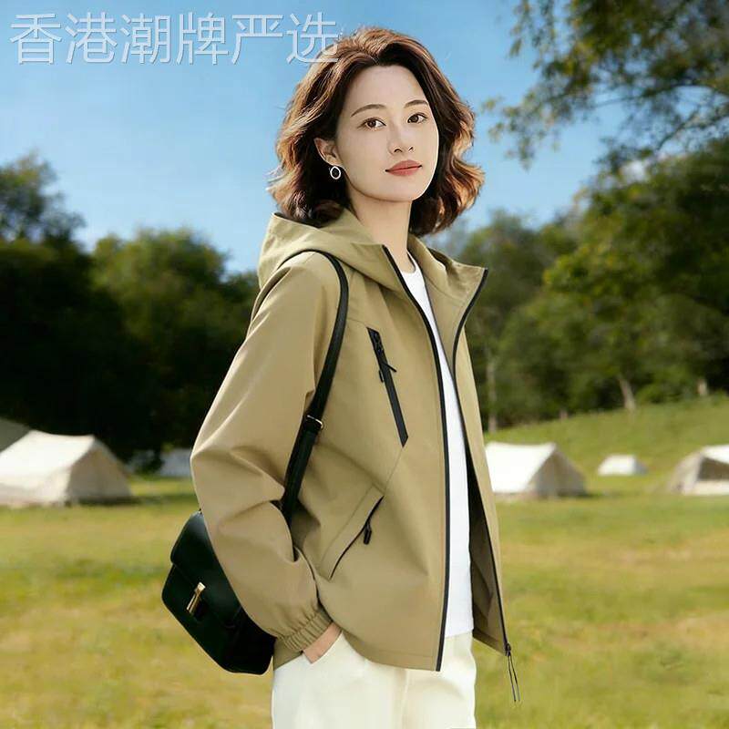 户外冲锋衣休闲连帽短外套女薄款2026新款妈妈装宽松夹克百搭上衣