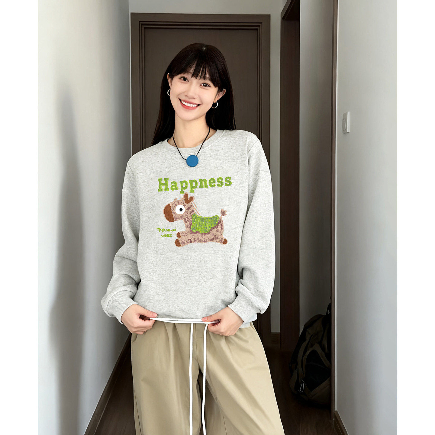 白灰色圆领无帽正肩卫衣女2025秋冬加绒加厚卡通印花小众大码女装