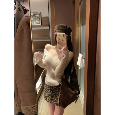 NAYA CHAN 黑色白色大v领针织衫女秋冬新款纯欲修身显瘦内搭上衣