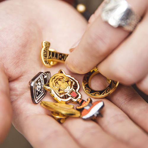 马登工装vintage珐琅胸针配饰