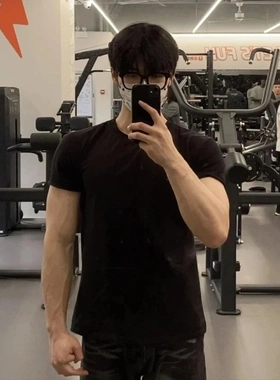 黑色宽肩收袖口t恤男夏季健身穿搭短袖显肌肉修身半截袖