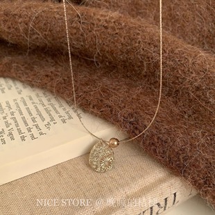 晚睡的桔梗「无事欢」文艺小清新咖啡金浮雕花朵珍珠项链印花项链