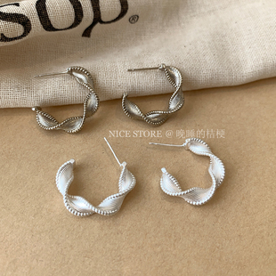 晚睡的桔梗「沉溺」日韩气质精致哑光扭曲飘带耳圈清冷高级感耳饰