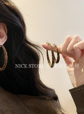 晚睡的桔梗「豹豹」春秋复古轻奢豹纹植绒耳圈气质港风耳环耳饰