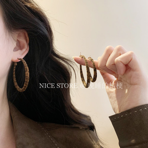 晚睡的桔梗「豹豹」秋冬复古轻奢豹纹植绒耳圈气质港风耳环耳饰