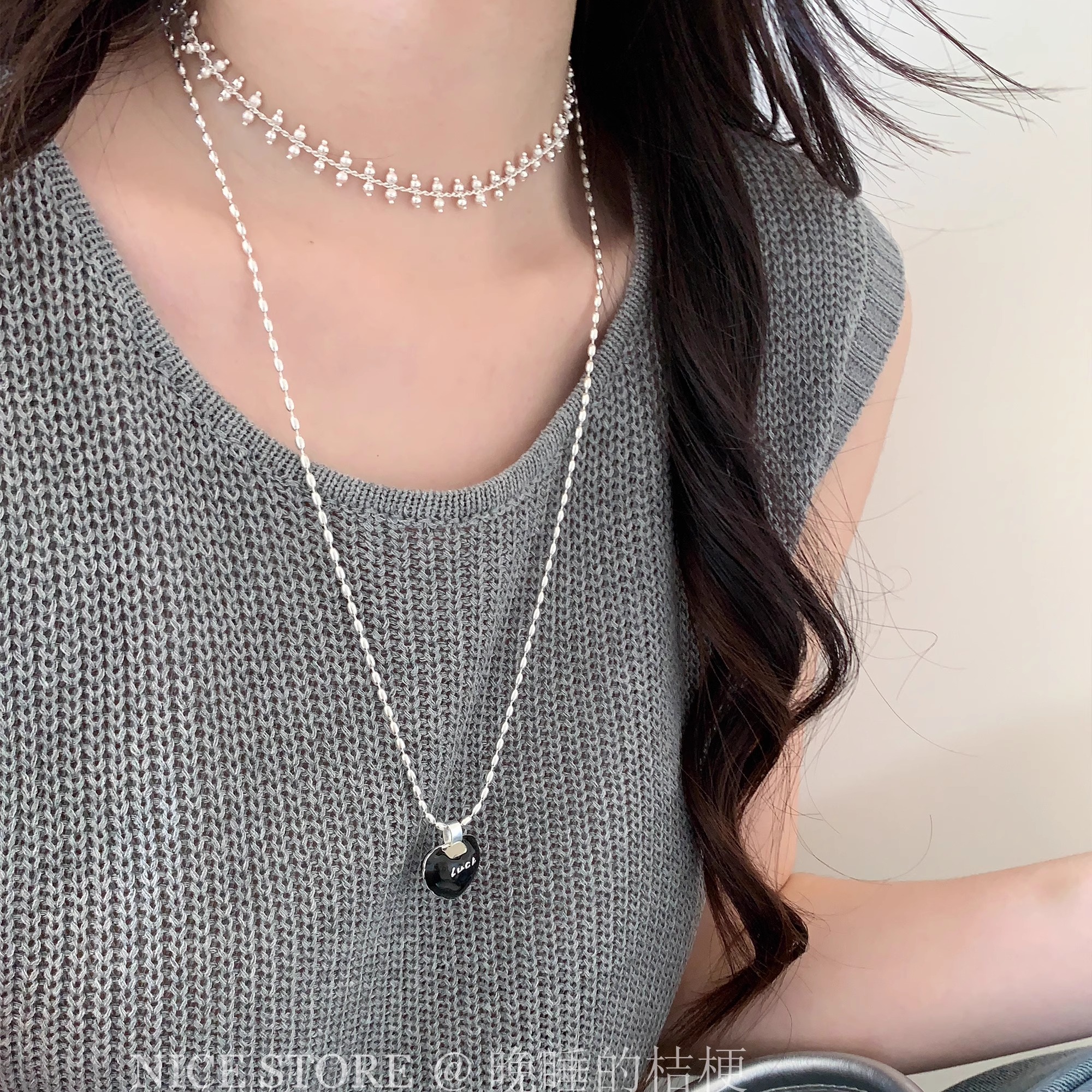 晚睡的桔梗「白夜巡游」韩系黑色爱心字母项链luck米粒毛衣T恤链