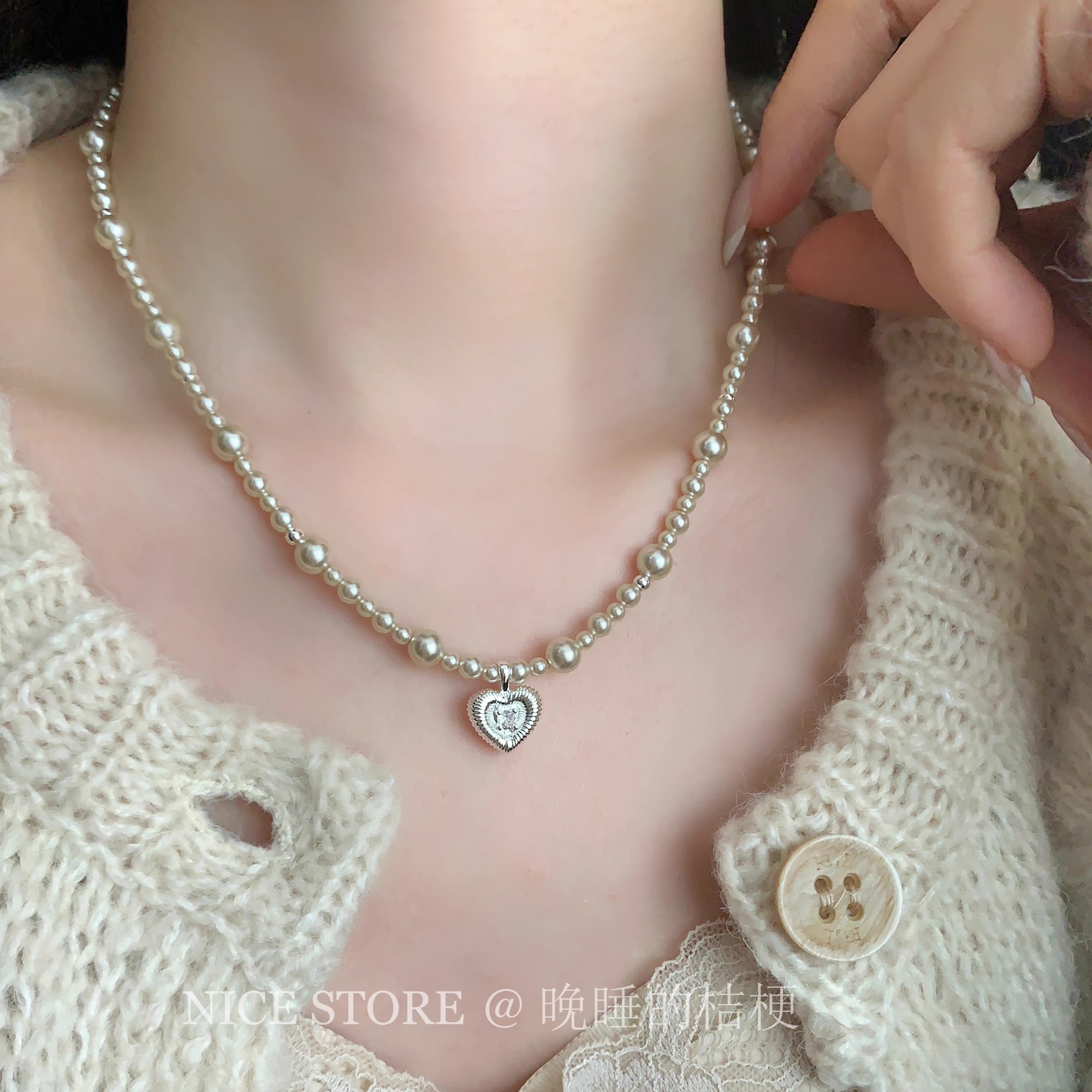 晚睡的桔梗「希希」法式温柔气质奶油慕斯珍珠爱心项链正圆锁骨链