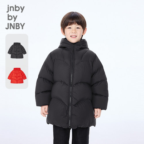 曲线绗缝线设计，让整件羽绒服的造型感更强