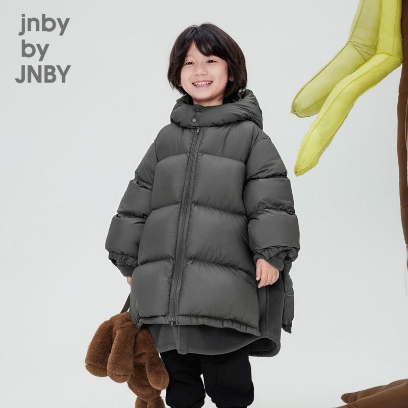 羽绒服中用到鹅绒，绒朵大，保暖性好