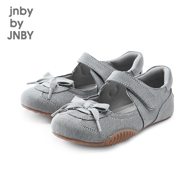 轻盈柔软，易打理。活动自如，释放童真活力