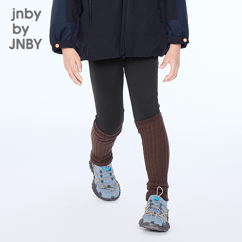 贴合腿部线条，活动自如，小朋友跑跳无忧