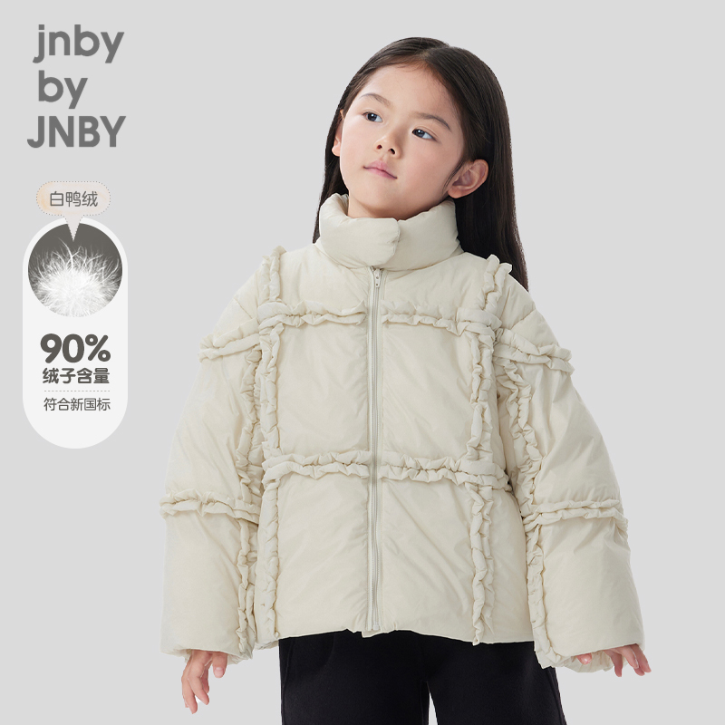 羽绒服上的小花边，使穿上视觉感会更丰富