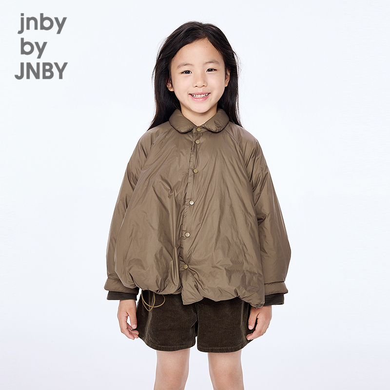 采用了A字的版型，上身更加舒适自在