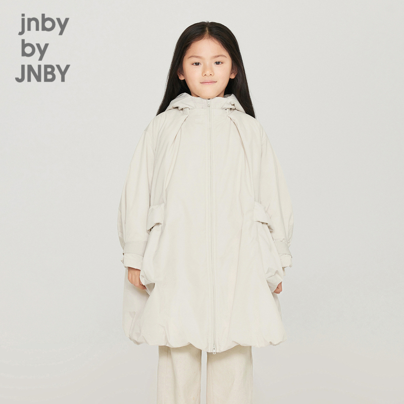 版型跟其他羽绒服相比更阔，冬天方便加衣服