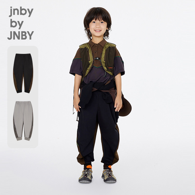 小朋友运动时穿着无拘束感，活动自如