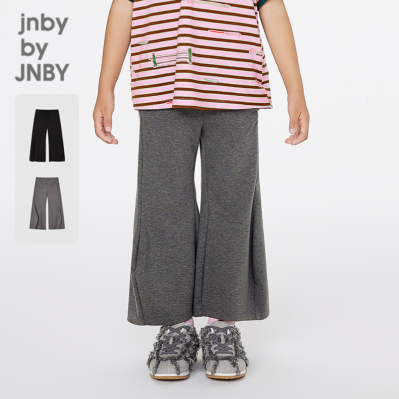 修身喇叭裤设计，展现腿部线条，时尚优雅