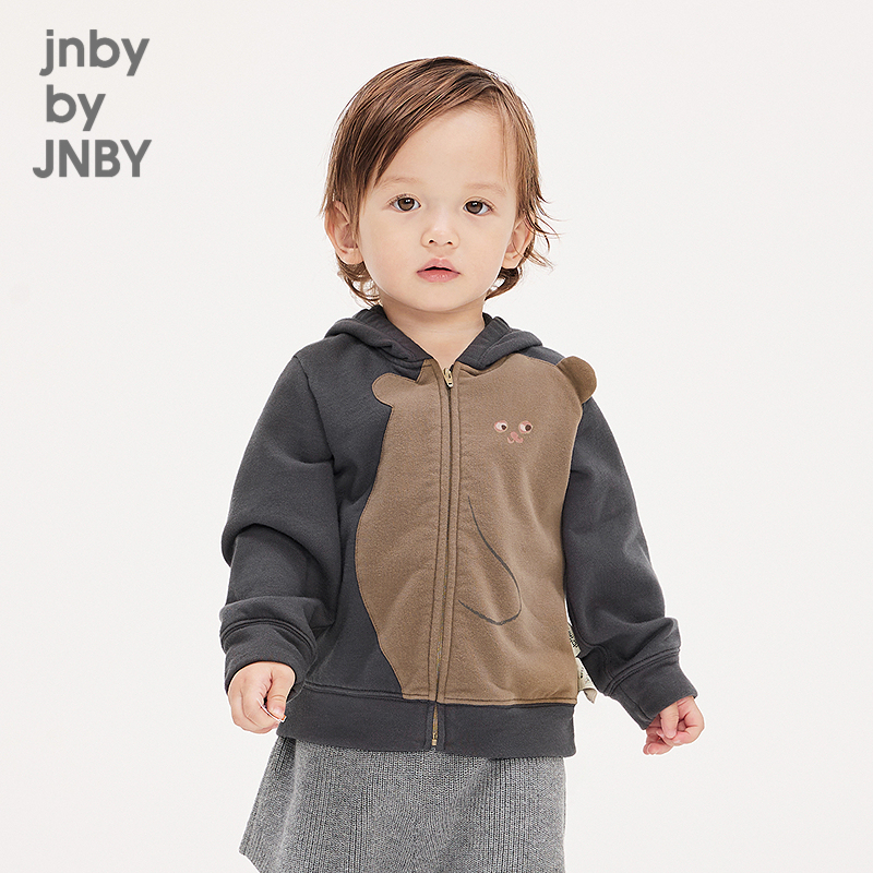 门襟处可爱小熊图案，尽显宝宝俏皮可爱