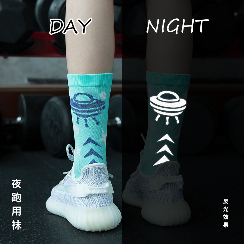 袜子女中筒袜ins潮 反光夜跑袜运动袜子夜间健身毛巾棉底搭鲨鱼裤