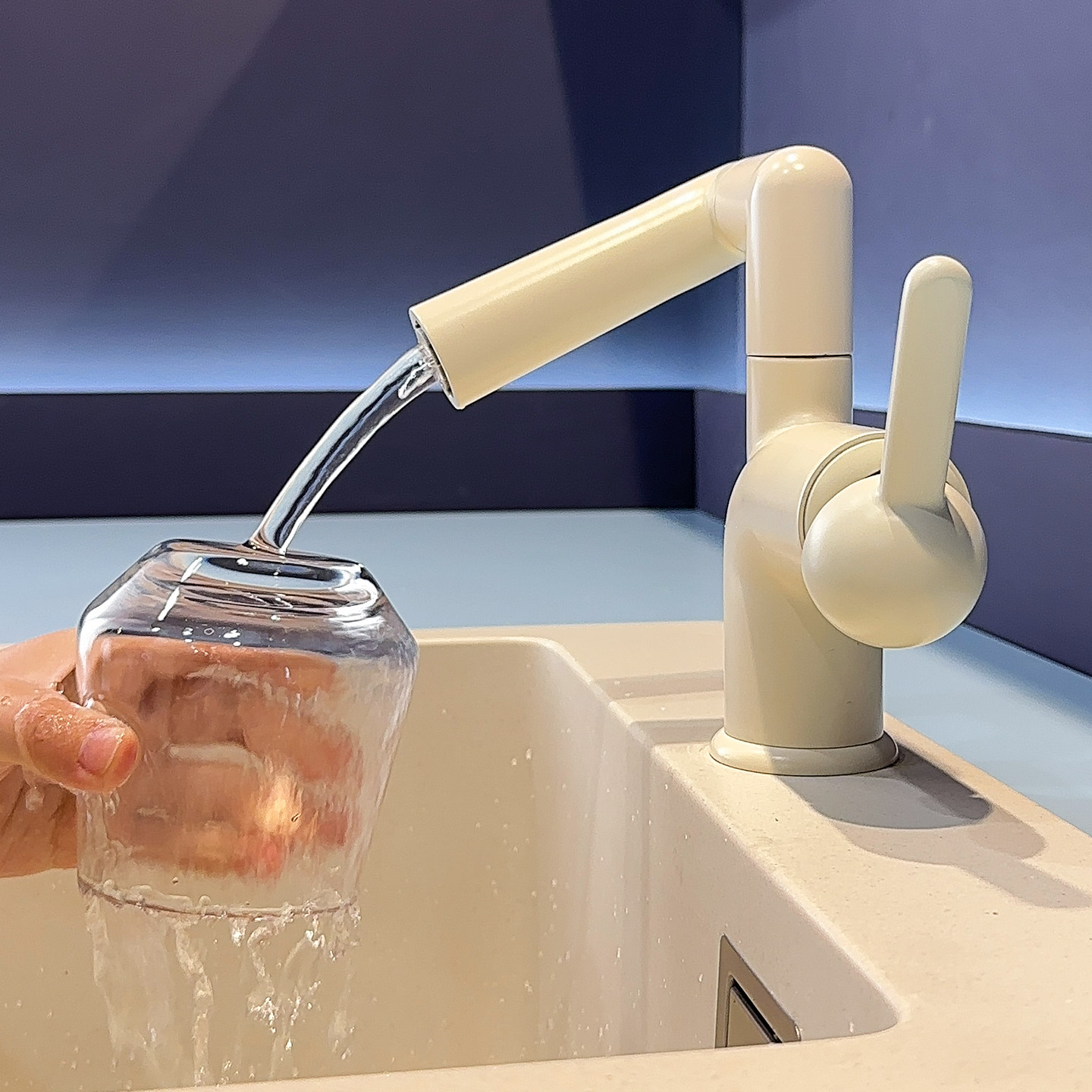 WINMV 奶白色家用旋转机械臂冷热防溅台盆洗手盆洗头神器水龙头