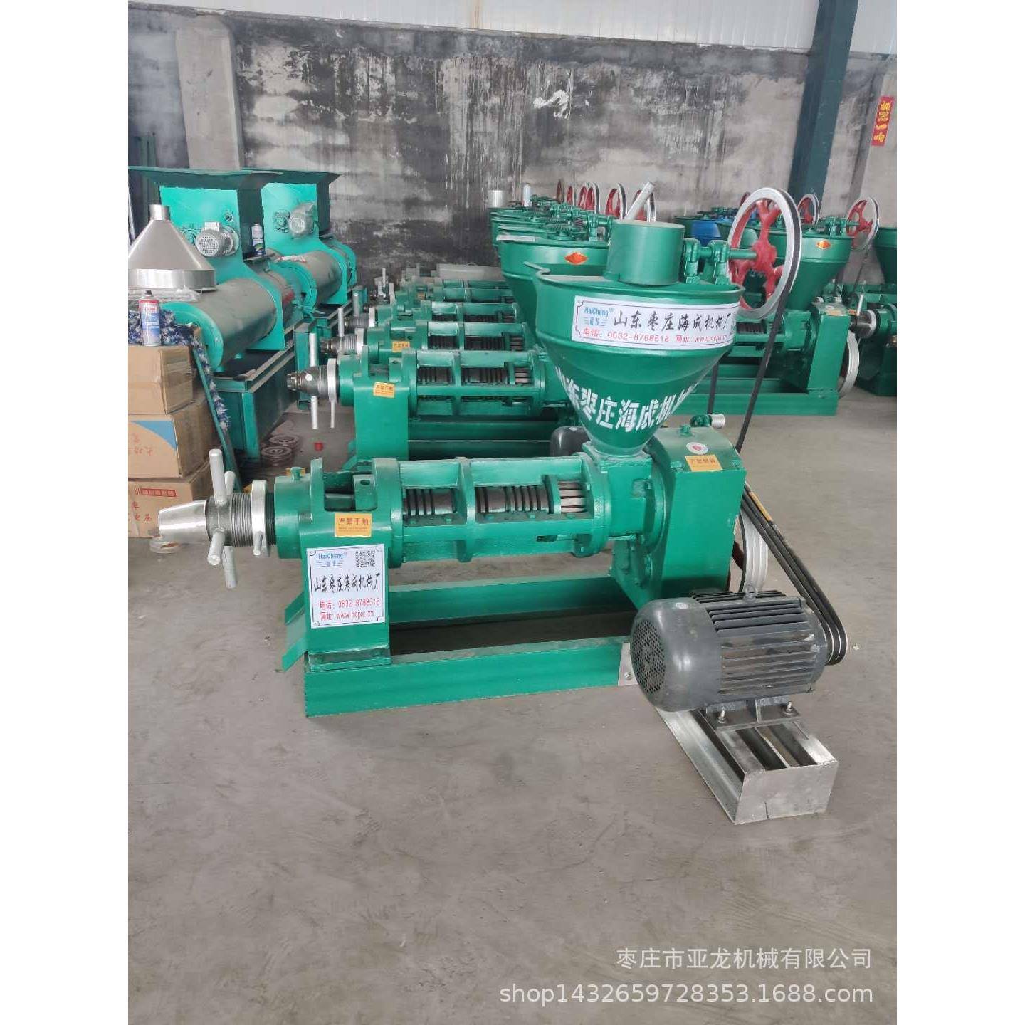 螺旋式大豆榨油机价格新式菜籽轧油机价格大豆棉籽花生出油机视频