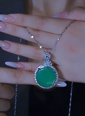 高级感绿色圆形平安牌项链