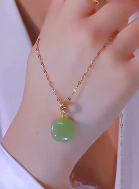 新款小方糖绿色无事牌项链女网红爆款时尚轻奢气质百搭精美项链女