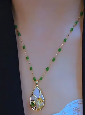 新款花开富贵冰透油糯水滴项链女时尚穿搭绿色设计感配饰竹节项链