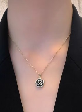高级感黑色玫瑰花吊坠项链网红爆款轻奢气质百搭骨链女2023新款潮