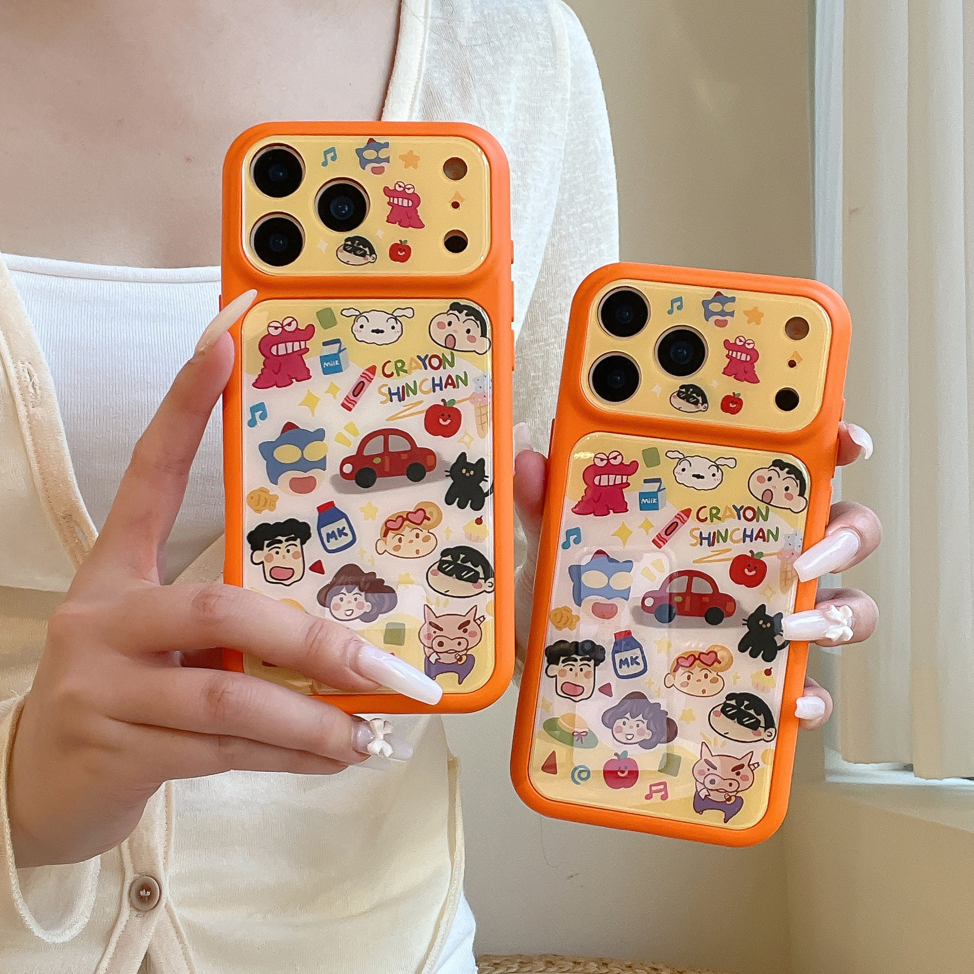 日本蜡笔小新卡通涂鸦插画适用iPhone17ProMax手机壳苹果16pro外壳玻璃防摔可爱i15/17保护套ins网红同款情侣