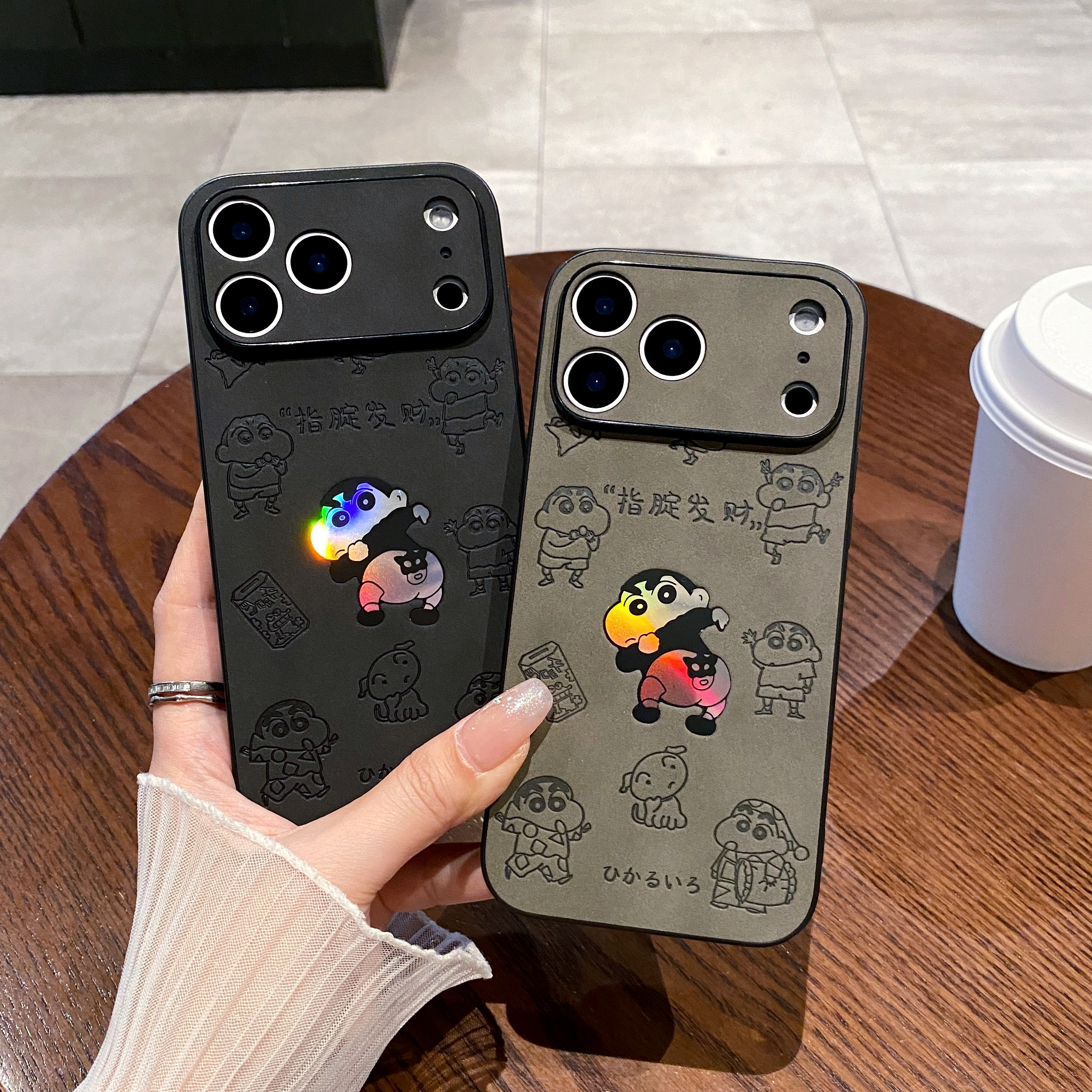 日本简约蜡笔小新翻毛皮可爱适用iPhone17promax手机壳全包镜头防护i16苹果15pro软壳情侣14PM外壳皮革抗指纹