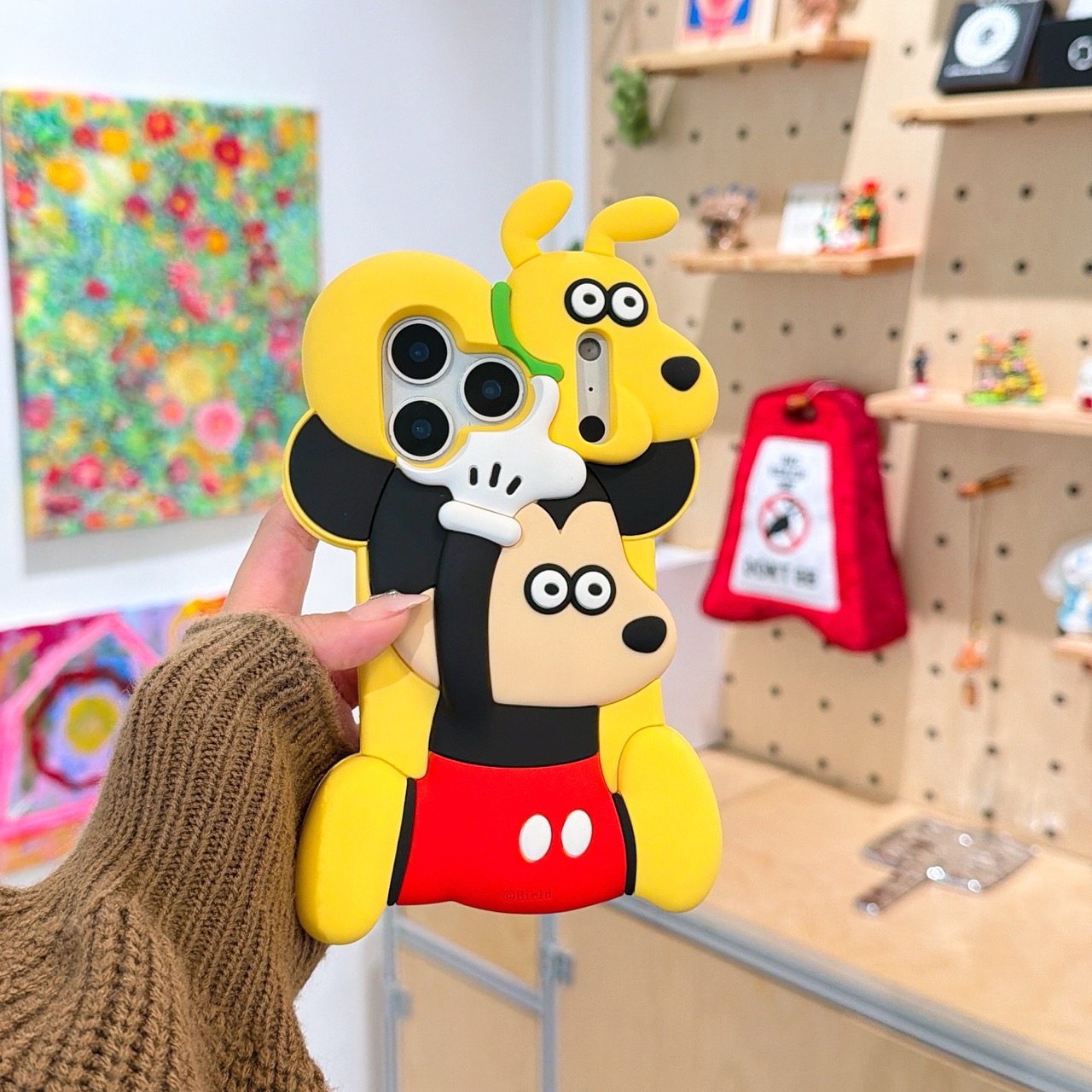 迪士尼可爱米奇抱高飞狗立体公仔适用iPhone17pro手机壳苹