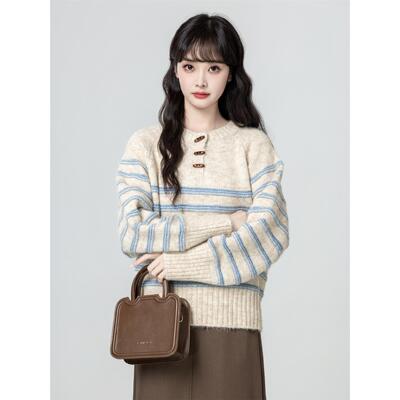 覆古牛角扣条纹毛衣女秋