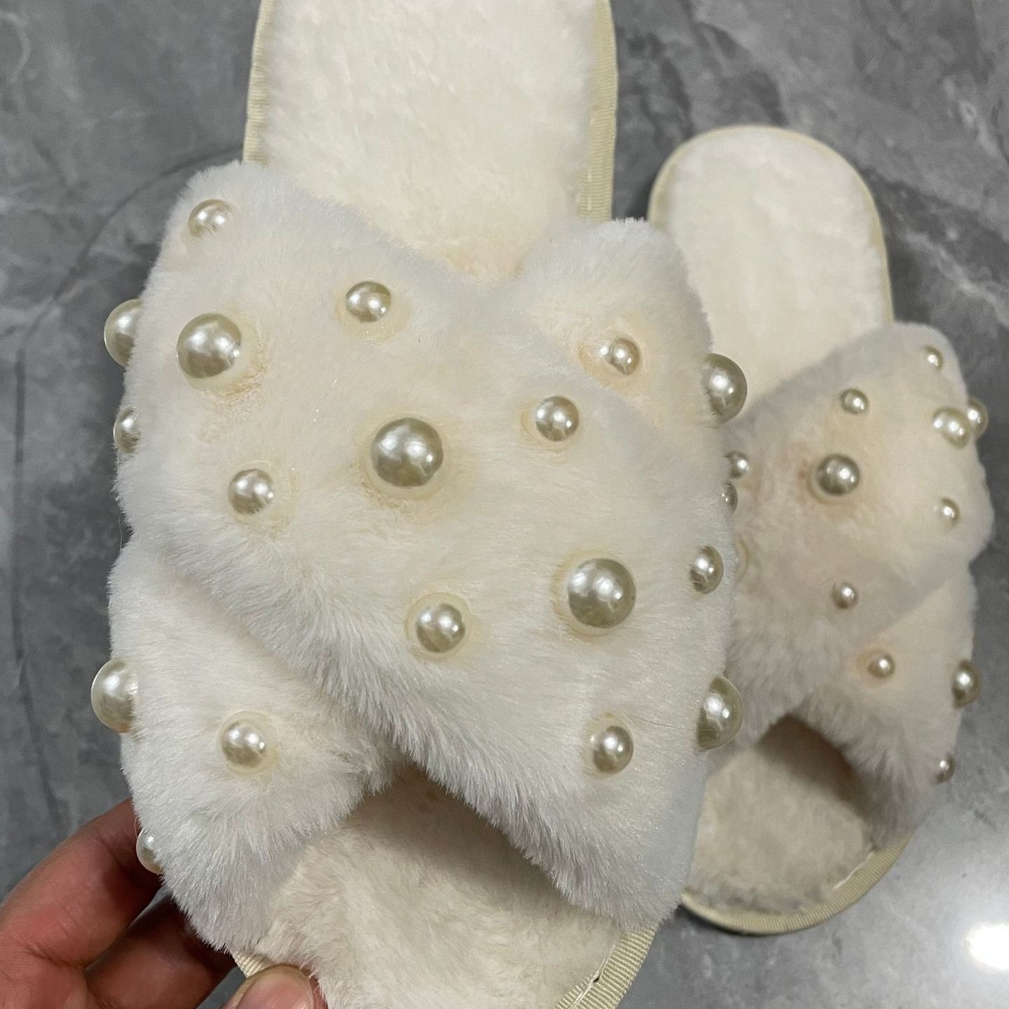 冬季现货彩色珍珠交叉高级感日风毛毛拖鞋平跟毛绒大码跨境室内外