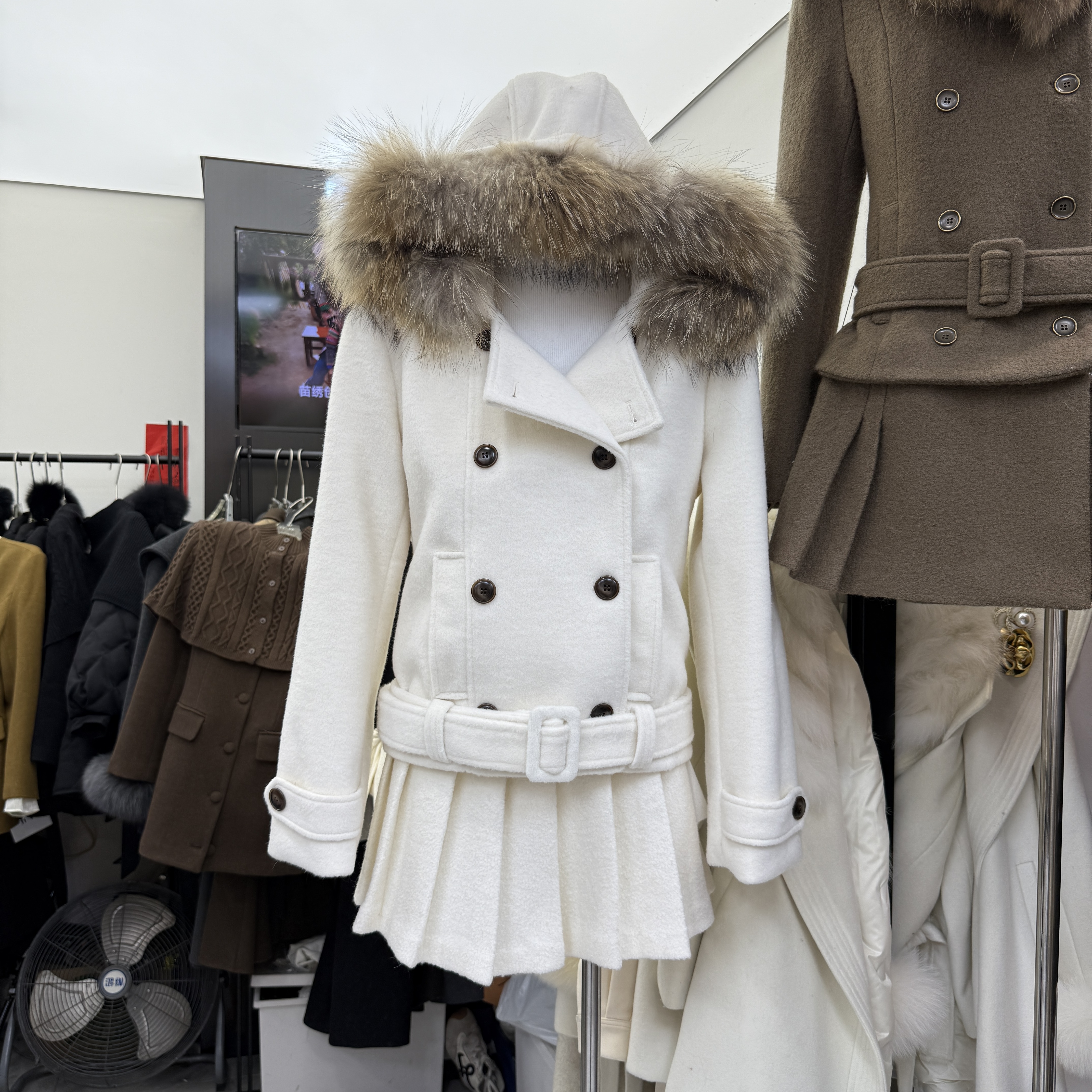 韩版双排扣连帽毛领收腰羽绒服