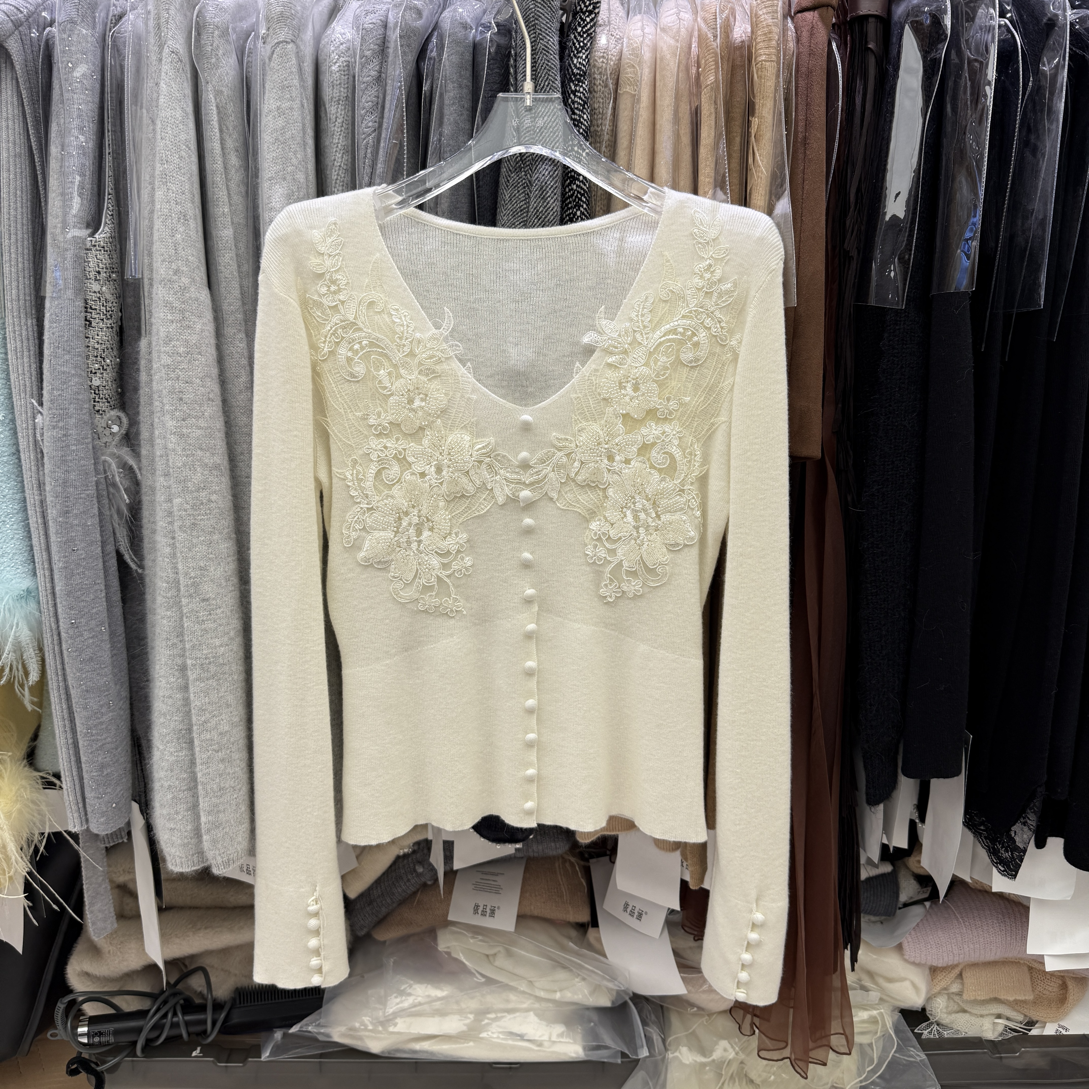 十三行拿货2025冬季新款韩版重工钉珠花朵V领毛针织衫s68773w198