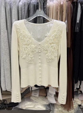 十三行现货2025冬季新款韩版重工钉珠花朵V领毛针织衫s68773w198