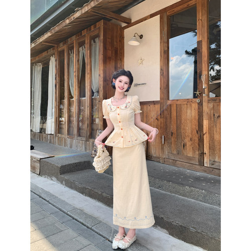 法式复古奶杏色刺绣直筒套装