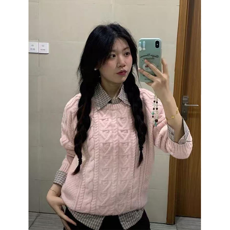 秋冬款穿搭一整套温柔风粉色宽松圆领麻花毛衣叠穿格子衬衫女学生