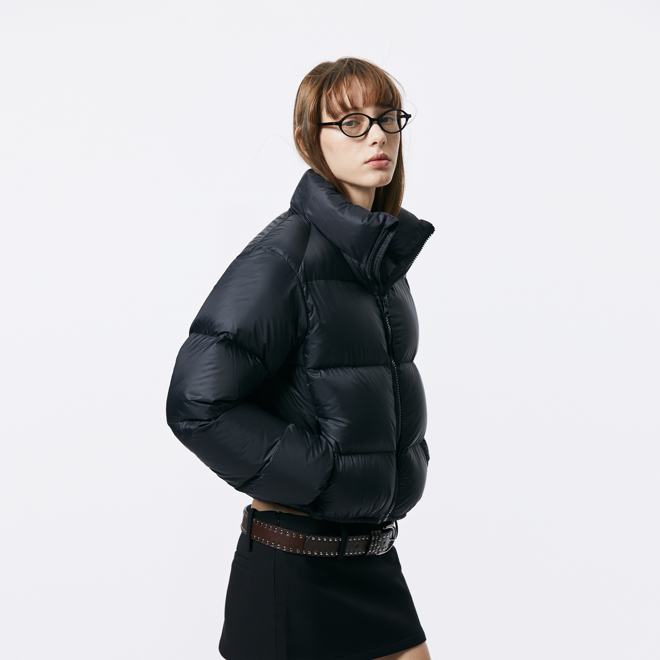 黑色高领白鸭绒羽绒服短款