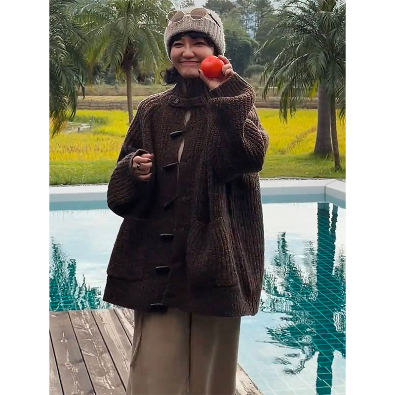 宽松遮肉牛角扣长袖毛衣外套女