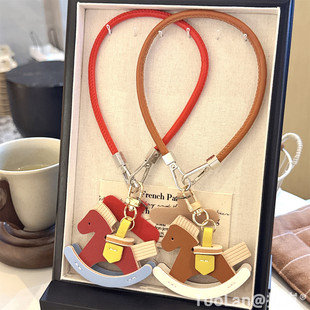 拓岚 2026马年新款网红博主超火推荐小红薯高颜值情侣百搭手机挂绳手提配饰皮质摇摇马吊坠挂件耳机夹片男女