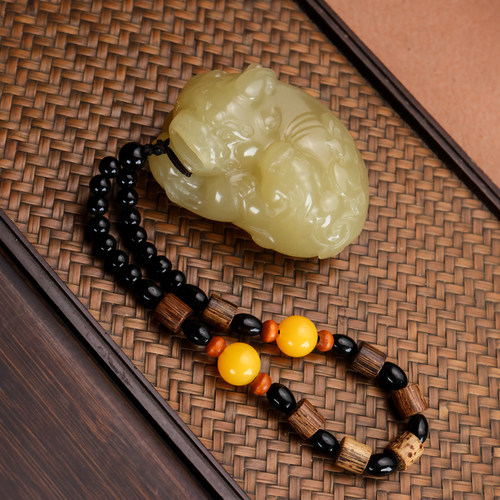 新疆和田玉黄玉貔貅手把件