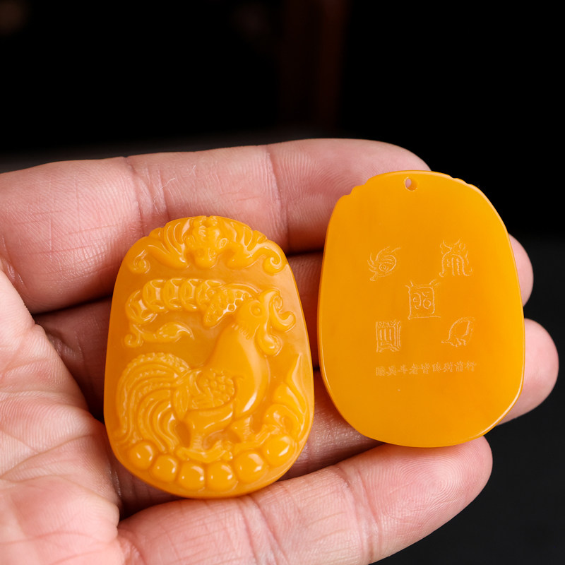 2024属龙本命年化解黄龙玉生肖鸡吊坠黄玉凤凰挂件金鸡大公鸡玉牌