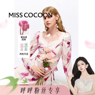【呼呼专享】MISSCOCOON可可尼浪漫度假印花抽褶写意V领连衣裙